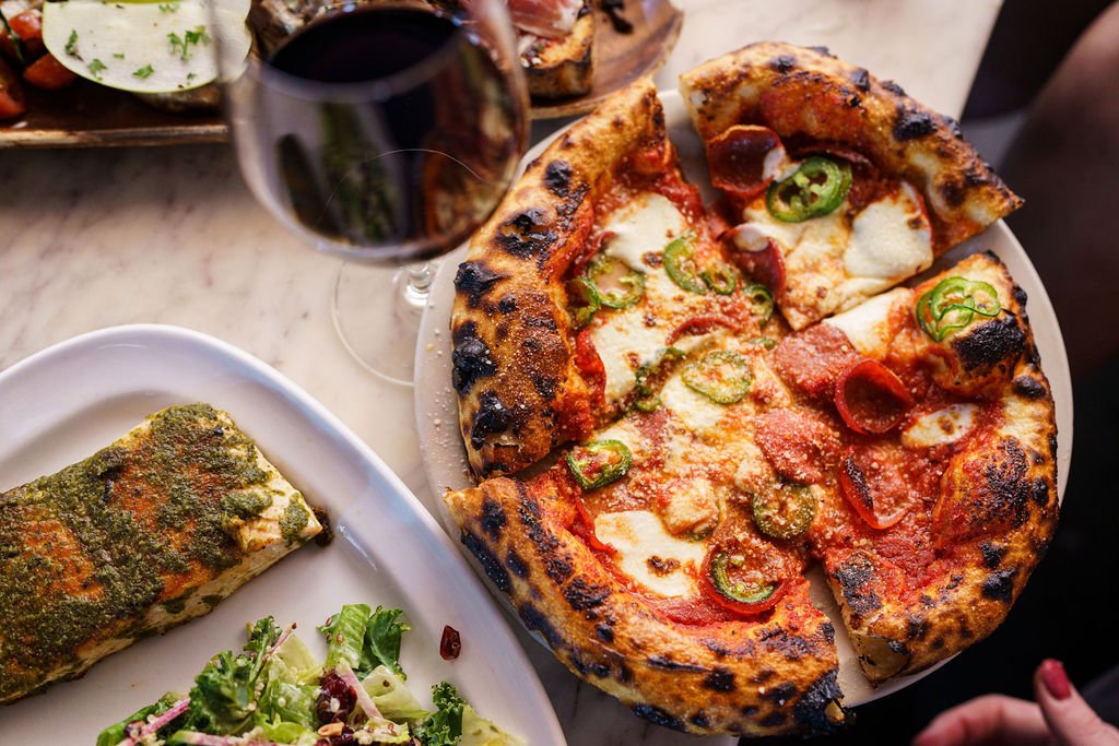 Calling all foodies! Fridays are the perfect day to unwind from the week with good food, paired with a glass of wine. Featured is a wood-fired pizza from our Chandler location. 🍕 Tell us your favorite meal and bev combo in the comments below!